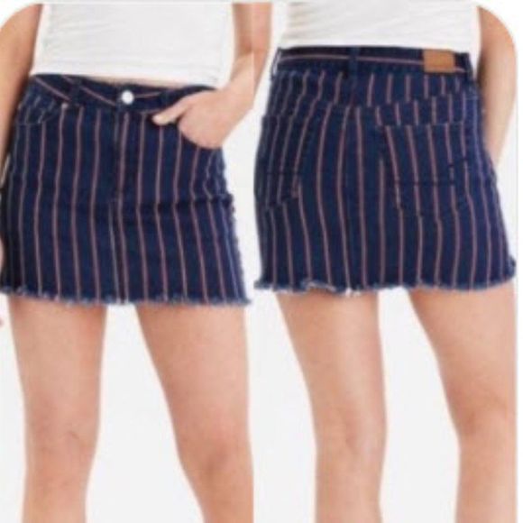 🔴 2 for $25 American Eagle HI Rise Striped Denim size 4 - Picture 1 of 8